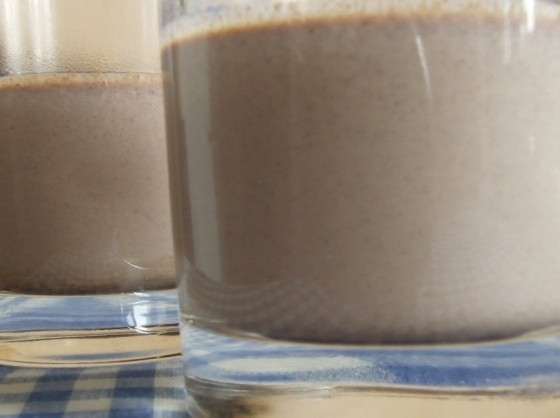 1. Этап. Шоколадная панна-котта: Как тольо смеси остынут при комнатной температуре, их следует красиво разлить в посуду для подачи. Сначала вливайте первый слой (тёмный шоколад), заполнив им 1/3 стакана. Оставьте его в холодильнике до полного застывания.