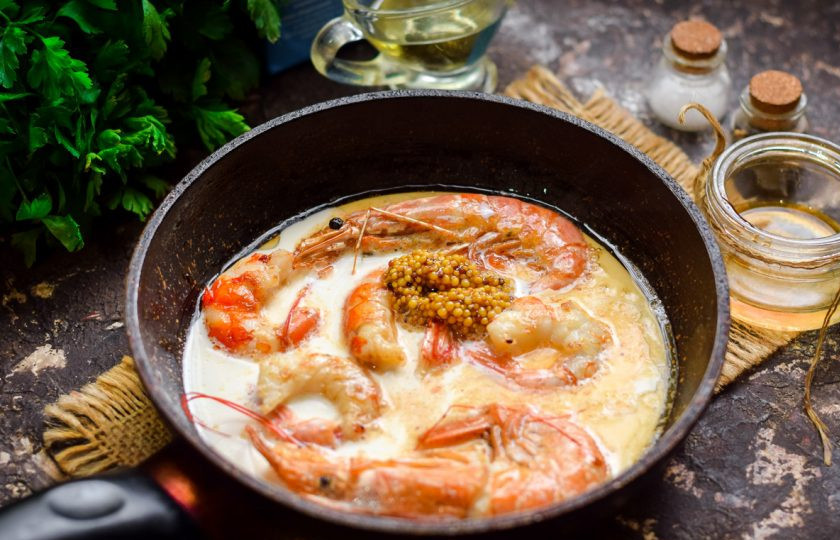 1. Этап. Креветки в соусе: Следом добавьте горчицу в зернах и соевый соус.