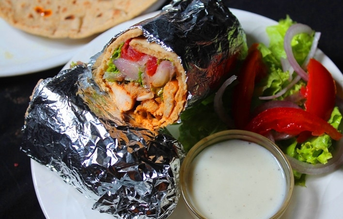 1. Этап. Шаверма дома: 18. Подавайте питу спустя пару минут, чтобы соус, овощи и курица пропитались соками друг друга. Приятного аппетита!