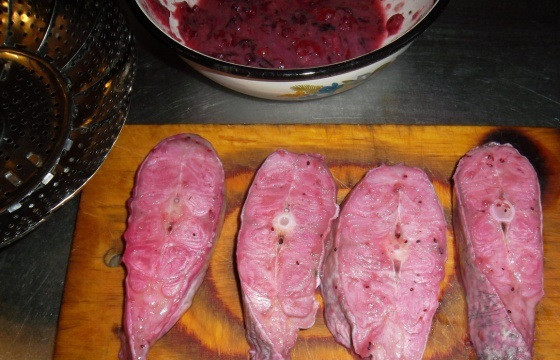 1. Этап. Сом на пару: Через час выберите рыбу из маринада. Уберите лишние частицы ягод и немного присыпьте рыбу приправами.