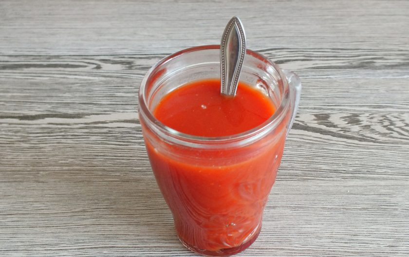 1. Этап. Солянка на говяжьем бульоне: В 250 мл. теплой воды разведите томатную пасту.