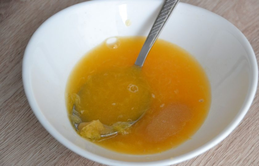 1. Этап. Апельсиновый мармелад на агар-агаре: Отлейте половину апельсинового сока и замочите в нем агар-агар на 25-30 минут.