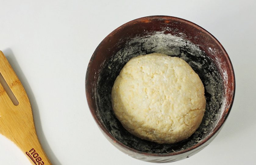 1. Этап. Сырные палочки с кунжутом: Соберите готовое тесто в шар.