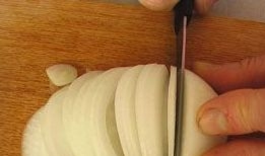 1. Этап. Печень с яблоками: Лук почистить и нарезать тонкими полукольцами.