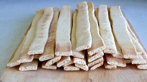 1. Этап. Торт Медовое полено: 4. Выпекаются заготовки довольно быстро, минут 5. После того, как достали их из духовки, острым ножом обрежьте их так, чтобы они были все одинакового размера.