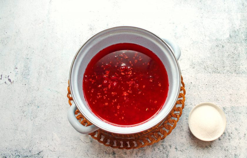 1. Этап. Клюквенный морс для детей: Поставьте на средний огонь и доведите до кипения. Добавьте в кастрюлю сахар и варите в течение 10 минут.