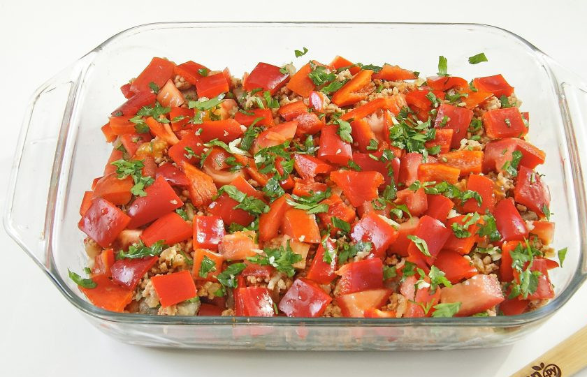 1. Этап. Баклажаны с мясом и овощами: Слой перца и зелени. Повторяем слои в таком же порядке еще раз. Сверху накрываем форму фольгой и запекаем блюдо при 200 градусах 30 минут.