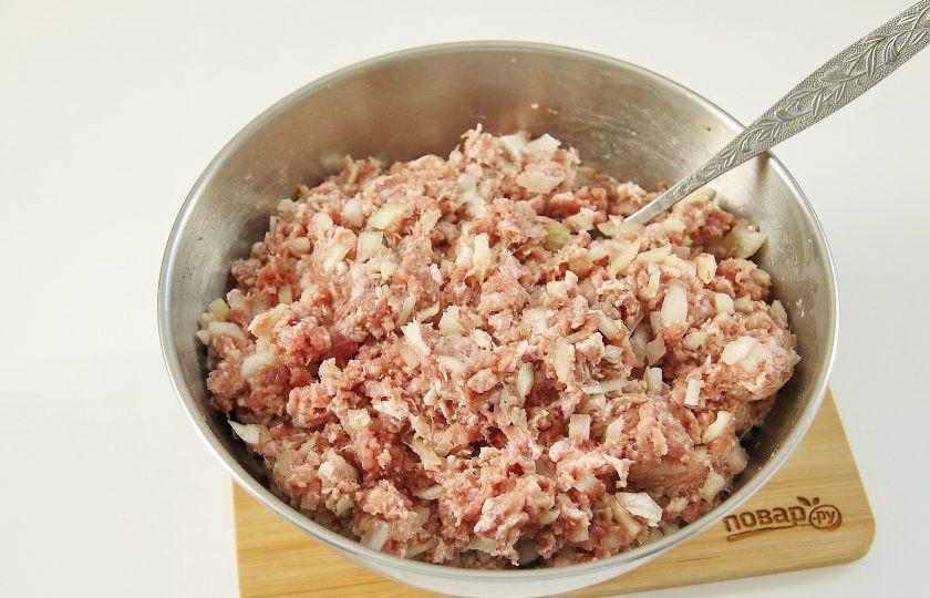 1. Этап. Московские пельмени: Хорошо перемешайте.