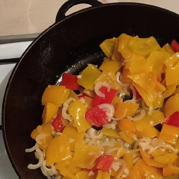 1. Этап. Гуляш с болгарским перцем: На растительном масле обжарить до мягкости лук, чеснок и перец.