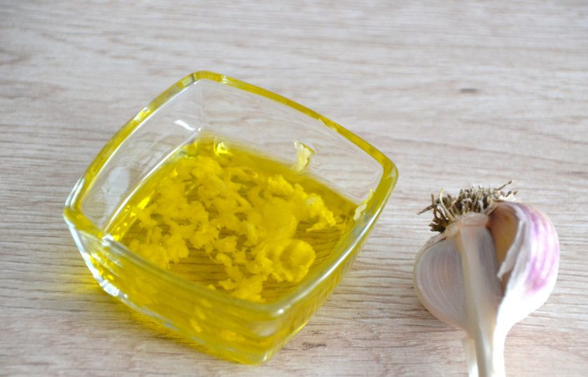 1. Этап. Итальянский хлеб с розмарином в духовке: Пока тесто подходит, подготовьте смесь для смазывания хлеба после выпечки. Натрите на терке 1-2 зубчика чеснока, добавьте 2-3 ст. ложки оливкового масла.