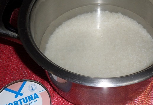 1. Этап. Закуска из риса А-ля Онигири: Отмеряем нужное количество риса. Промываем его холодной водой 5-7 раз до прозрачности воды. Затем воду сливаем.