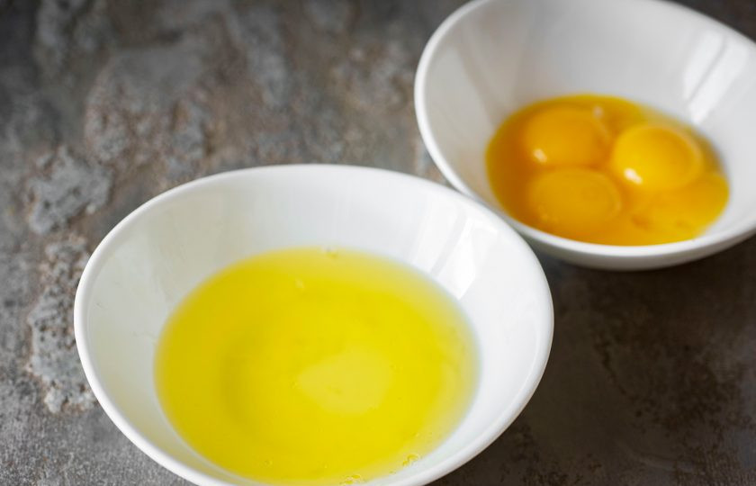 1. Этап. Черный бисквит: Яйца очень аккуратно поделите на желтки и белки по разным сухим мисочкам.