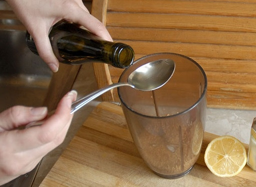 1. Этап. Тхина: 2. Кунжутное семя, оливковое масло, соль, перец и лимонный сок взбейте блендером.