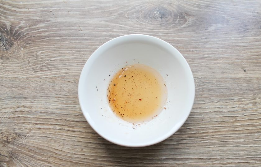 1. Этап. Салат с рукколой и языком: Влейте растительное масло в миску с заправкой и перемешайте до однородности.