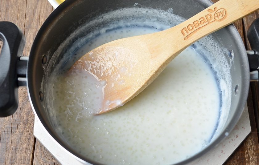 1. Этап. Каша из саго: Варите 10 минут, периодически помешивайте кашу деревянной ложкой.