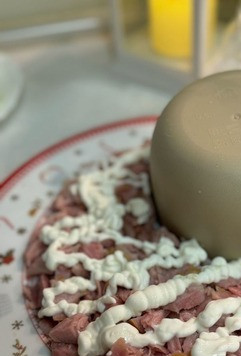 1. Этап. Салат Месяц молодой: Первый слой - мясо индейки мелко нарезать, выложить на блюдо, как на фото. Сверху смазать йогуртом (майонезом)