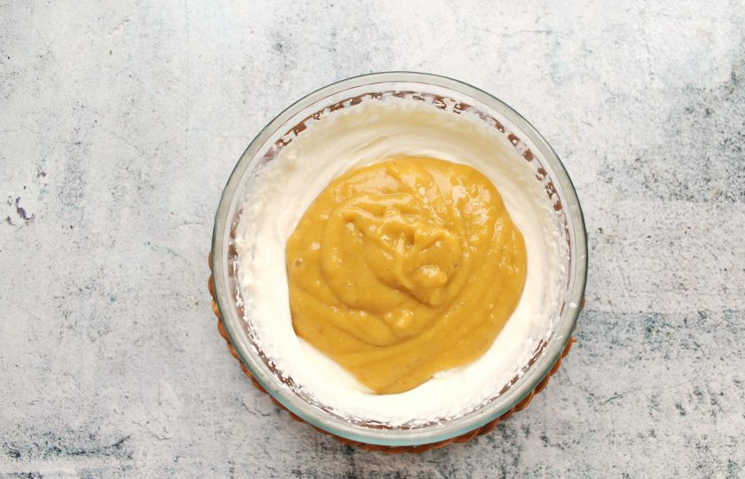 1. Этап. Банановый торт суфле: Бананы очистите, порежьте, влейте лимонный сок и пробейте блендером в однородное пюре. Добавьте пюре в сырную массу и взбейте до однородной массы.