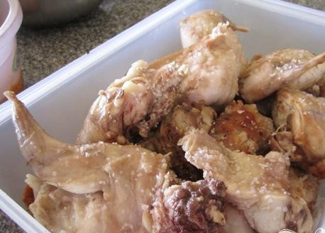 1. Этап. Зайцы рассольные: На глубокой сковородке под крышкой тушим зайчатину, пока она не станет нежной. Внимание! Не дайте мясу подгореть, но и не позвольте ему остаться совсем бледным!