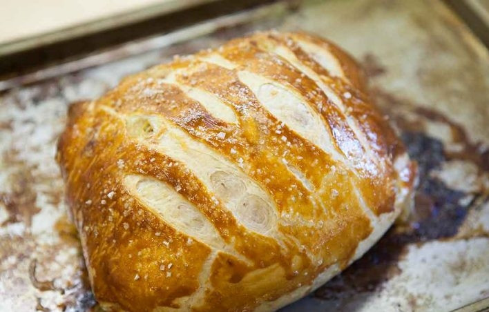 1. Этап. Говядина Веллингтон с грибной пастой: 11. Запекайте в разогретом до 200 градусов духовом шкафу около 30-40 минут. Затем переложите мясо на тарелку, дайте немного остыть (10-15 минут), нарежьте ломтиками.