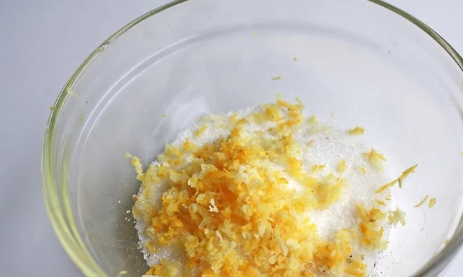 1. Этап. Маковые панкейки: 5. Две ложки сахара разотрите с цедрой до однородности. Удобно это делать руками.