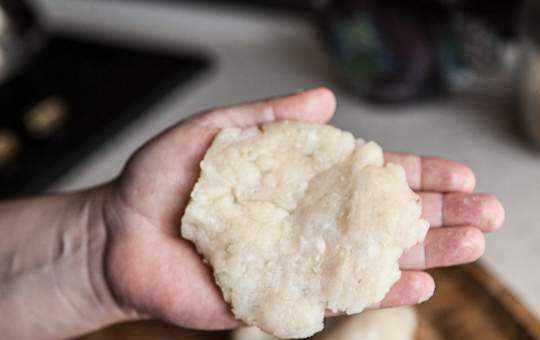 1. Этап. Рыбные зразы: На ладошке сформируйте из фарша лепешку, слегка ее приплюснув.