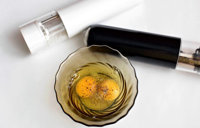 1. Этап. Суп с вермишелью и яйцом: Взбейте яйца с солью и перцем до объединения белка с желтком.