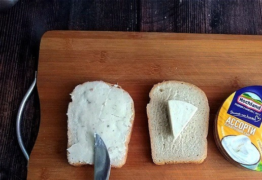 1. Этап. Горячий бутерброд с кабачком и морковью: Хлеб намазываем плавленным сыром из расчёта: 1 треугольник сыра на 1 кусок пшеничного хлеба для тостов.