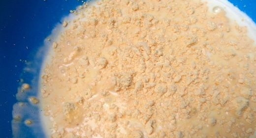 1. Этап. Блины с крабовым припеком: Молоко слегка подогрейте. Добавьте к нему яичный порошок, одна столовая ложка которого заменяет одно сырое куриное яйцо. Яичный порошок придаст блинам желтоватый оттенок.