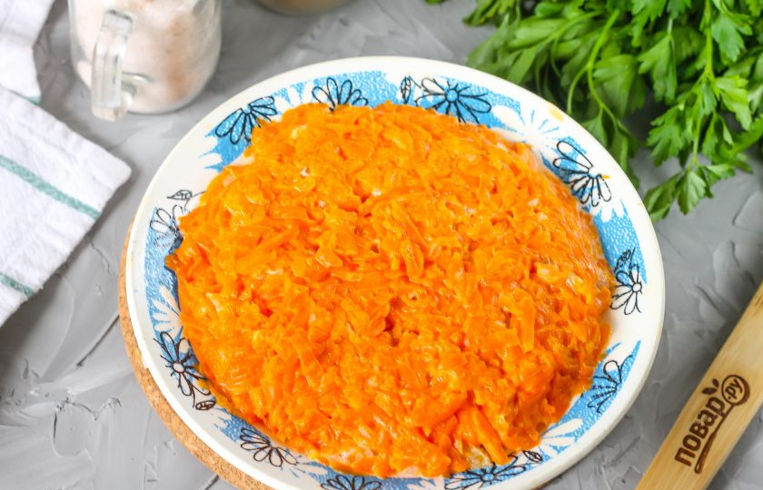 1. Этап. Селедка под шубой с мандаринами: На мандарины выложите слой моркови.