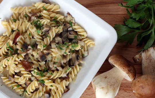 1. Этап. Паста с белыми грибами: Разложите пасту с белыми грибами по тарелкам. К этому блюду прекрасно подойдет бокал белого вина!