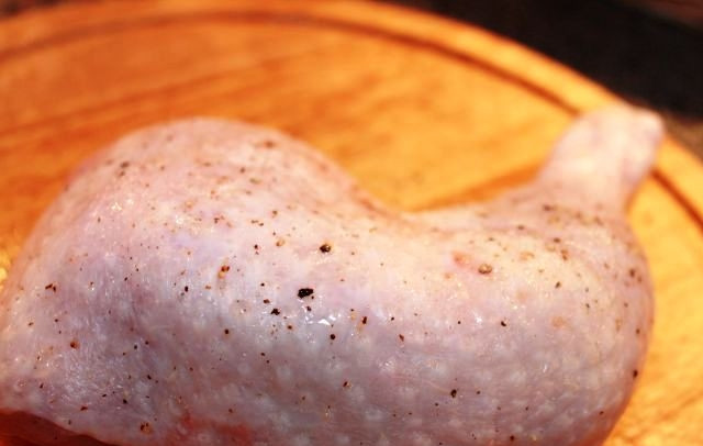 1. Этап. Курица в перечном соусе: Хорошенько натираем нашу курицу перцем и солью.