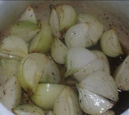 1. Stage. Armenian marinade for barbecue: Peel the onion without cutting the tail and cut the leg along several times depending on the size. Add vegetable oil to the bottom of the pan, add all the spices, salt, based on the amount of meat and chopped onion. Mix everything well and mash a little onion with your hands.