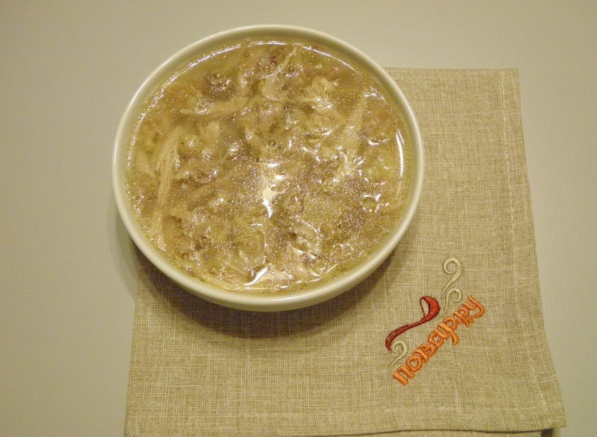 1. Этап. Студень из курицы: Залейте бульоном мясо, поставьте в холодильник на 4-5 часов для застывания.