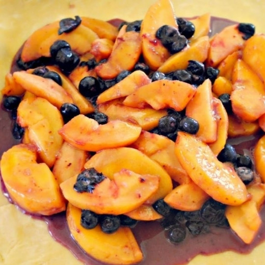 1. Этап. Пирог с черникой и персиками по-деревенски: В центр теста выкладываем начинку.