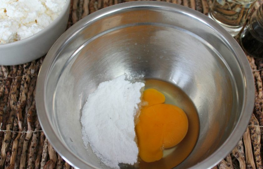 1. Этап. Сырники с овсянкой: В миску насыпаем сахарную пудру, немного соли и вбиваем яйцо. Все перемешиваем.