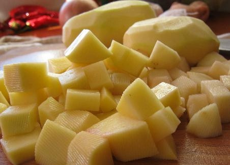 1. Этап. Уха из кеты: Картофель вымыть, почистить, нарезать кубиками.
