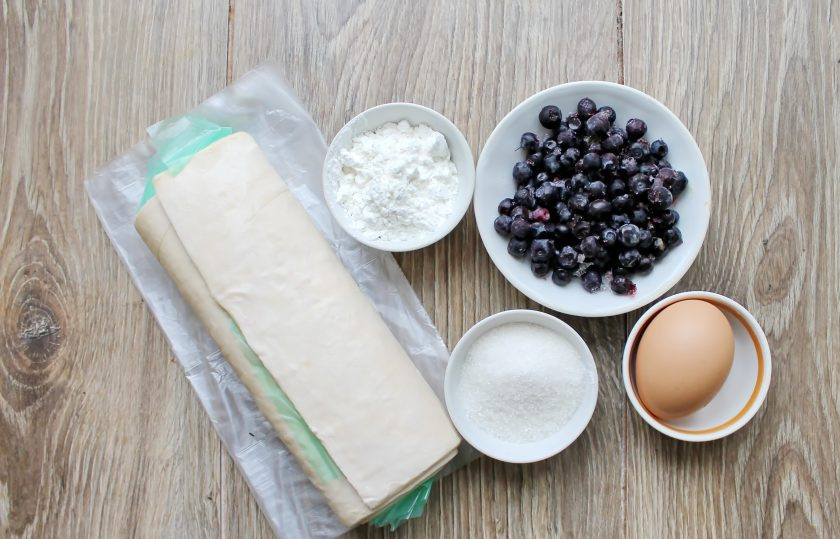 1. Этап. Круассаны с черникой: Подготовьте все необходимые ингредиенты для приготовления круассанов с черникой. Тесто достаньте заранее, чтобы оно разморозилось.