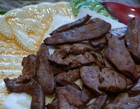 1. Этап. Теплый салат с печенью индейки: В том же масле аккуратно обжарить печень. Выложить на бумажное полотенце для удаления масла.