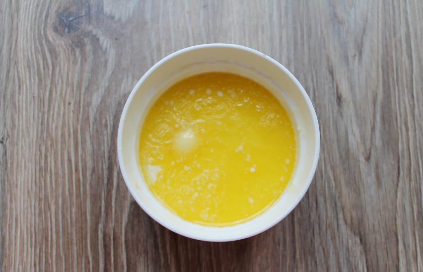 1. Этап. Форель в молоке в духовке: В молоко выложите сливочное масло и разогрейте до его полного растворения.