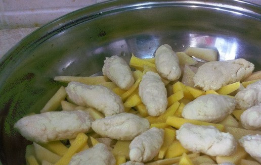 1. Этап. Нудли: Из теста делаем небольшие колбаски. Выкладываем их сверху на картофель. Поверхность нужно всю закрыть.