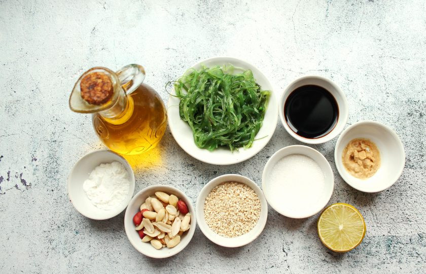 1. Этап. Салат Чука с ореховым соусом: Подготовьте все необходимые ингредиенты для приготовления салата 