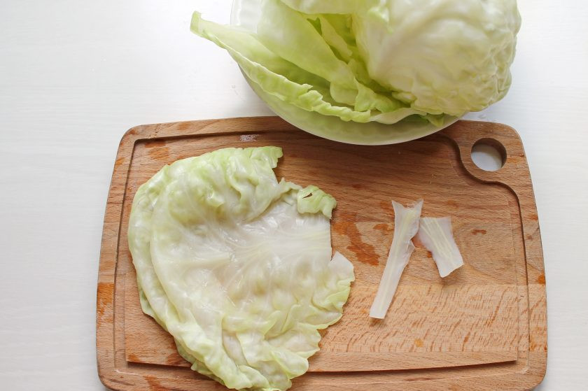 1. Этап. Листья капусты для голубцов на зиму: Остудите остывшие листья и срежьте утолщение.