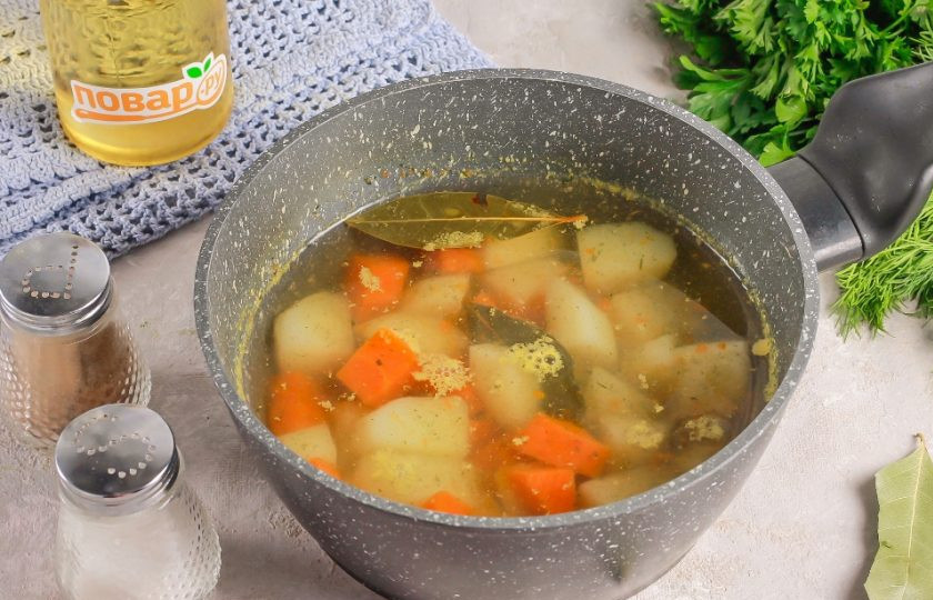 1. Этап. Суп из виноградных улиток: Нарежьте картофель и морковь крупными кусочками, и высыпьте нарезки в ковш или кастрюлю. Добавьте овощную приправу, лавровые листья и горячую воду. Отварите все примерно 20 минут.