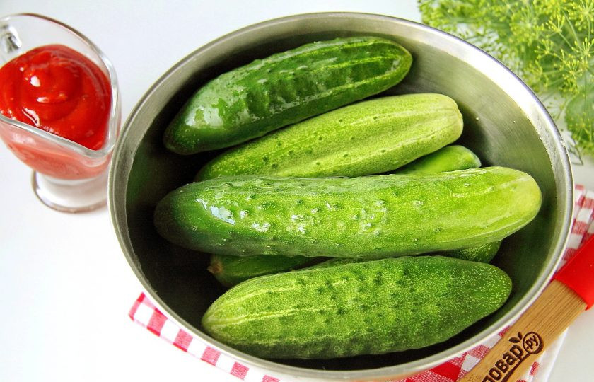 1. Этап. Огурцы с кетчупом на зиму: Огурцы помойте и залейте холодной водой на 2-3 часа, чтобы они были хрустящие.