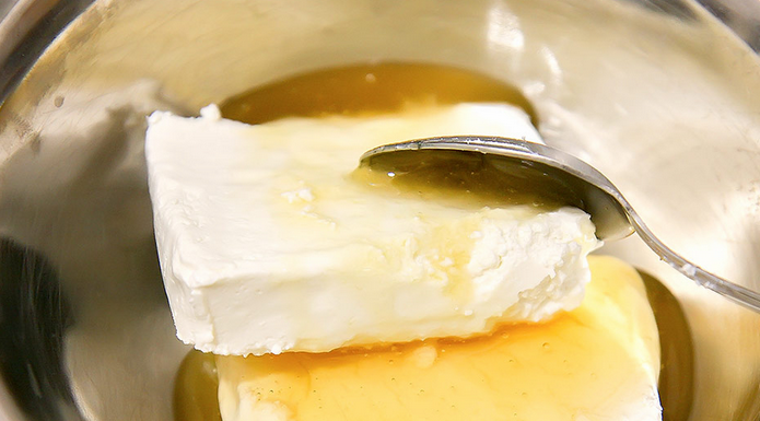 1. Этап. Блинчики с творогом и яблоками: Смешайте творог и мед.