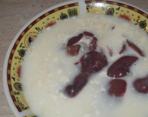 1. Этап. Домашний паштет из куриной печени: 1. Перед тем как приготовить домашний паштет из куриной печени, залейте печень молоком, вымочите её не менее трех часов. Оставьте печень в молоке на ночь.