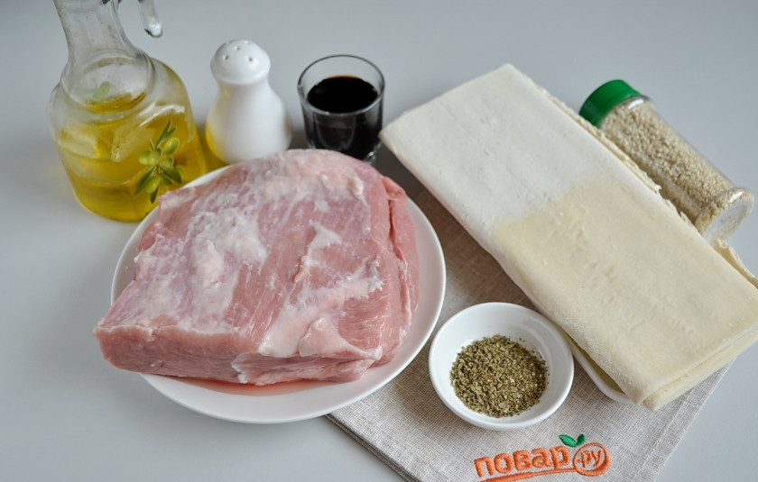 1. Этап. Мясо в тесте Шахматная доска: Подготовьте продукты для рецепта. Разморозьте тесто при комнатной температуре. Кусочек мяса должен быть более-менее прямоугольный без костей или большого количества жира. Приступим!