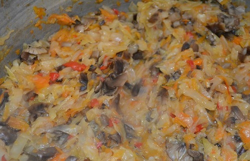 1. Этап. Солянка на зиму в банках с грибами: Добавляем в смесь грибы, оставляем вариться на полчаса. Эссенцию требуется добавить за пятнадцать минут до готовности. Не забудьте хорошенько перемешать лопаткой.