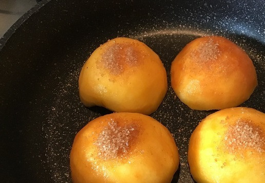 1. Этап. Карамелизированные персики: Посыпать сверху персики 1/2 ст. л. коричневого сахара и перевернуть.