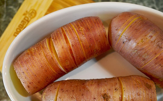 1. Этап. Чипсы из картофеля в мундире с дипом: Затем просушите и выложить в форму. Посолите, смажьте оливковым маслом и запекайте в разогретой до 180 градусов духовке в течение часа.